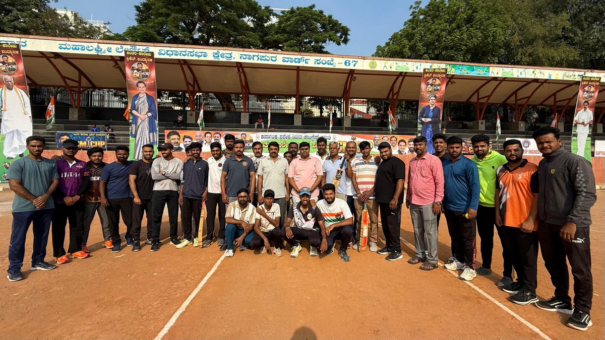 IYCKarnataka's tweet photo. ಕರ್ನಾಟಕ ಪ್ರದೇಶ ಯುವ ಕಾಂಗ್ರೆಸ್ ಸಮಿತಿ ಆಯೋಜಿಸಿರುವ ಅಂತರ ಕಾಲೇಜು ಕ್ರಿಕೆಟ್ ಪಂದ್ಯಾವಳಿ "ಸಿಎಂ ಕಪ್"ನಲ್ಲಿ ಮಹಾಲಕ್ಷ್ಮಿ ಲೇಔಟ್ ವಿಧಾನಸಭಾ ಕ್ಷೇತ್ರದ ಕಮಲಾಪುರ ಹಾಗೂ ಜೈ ಮಾರುತಿ ನಗರ ವಾರ್ಡ್ ನಡುವೆ ಕ್ರಿಕೆಟ್ ಪಂದ್ಯಾವಳಿ ನಡೆಯಿತು. ಈ ವೇಳೆ ಕೆಪಿಸಿಸಿ ಪ್ರಧಾನ ಕಾರ್ಯದರ್ಶಿಗಳಾದ ಶಿವಕುಮಾರ್, ಕಾಂಗ್ರೆಸ್ ಮುಖಂಡರಾದ ಬಿ.ಎನ್.ಕುಮಾರ್, ನಟರಾಜ್‌ ಅವರು  ಕ್ರೀಡಾಪಟುಗಳಿಗೆ ಶುಭಾಶಯ ಕೋರಿದರು.