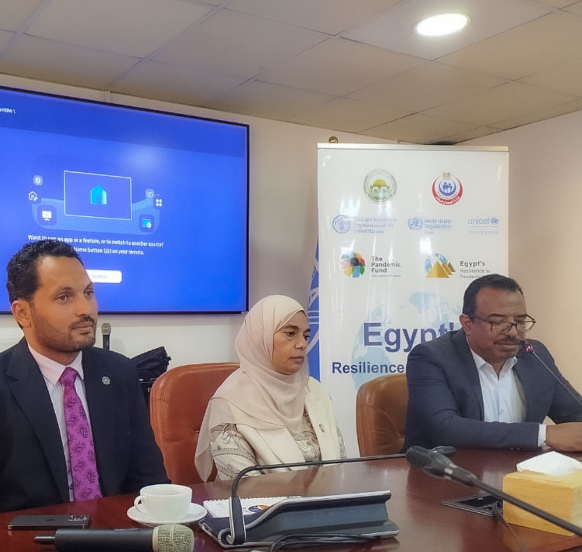 FAOEgypt's tweet photo. ضمن مشروع @Pandemic_Fund الممول من البنك الدولي، نظمت @FAO بالتعاون مع الهيئة العامة للخدمات البيطرية و@mohpegypt ورشة عمل لتعزيز دور الخطوط الساخنة في التواصل والتنسيق والإبلاغ عن الأحداث الصحية، وفهم أدوار القطاعات ونقاط التكامل بينها للاستجابة المشتركة وفق نهج #OneHealth. https://t.co/a8P0SYxSf4