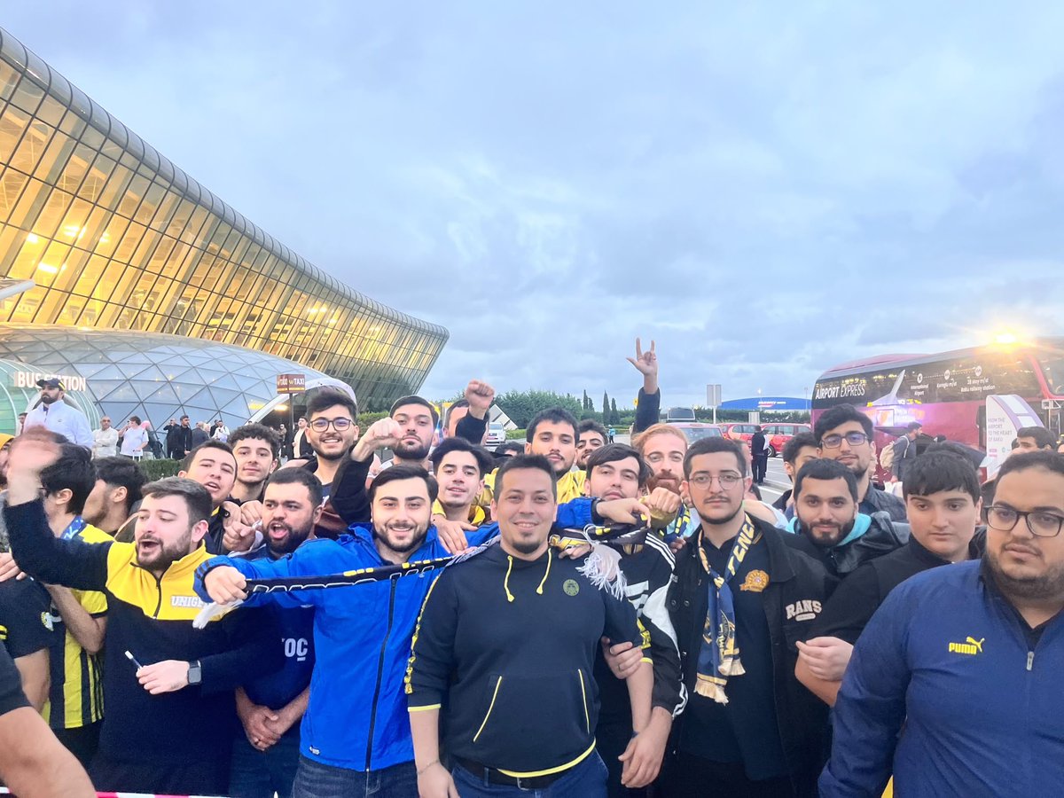 ridvanaksu's tweet photo. ilk defa Azerbaycan'a gittim. 3 gün boyunca gösterilen ilgi, sevgi, destek için herkese çok çok teşekkür ederim.

Buradaki Fenerbahçeliler inanılmaz tutkulular. FB'yi çok seviyorlar. Ve birçoğu ilk kez canlı gözle gördü FB'li futbolcuları.
inşallah FB daha sık gelir Azerbaycan'a. https://t.co/lClfAYR05f