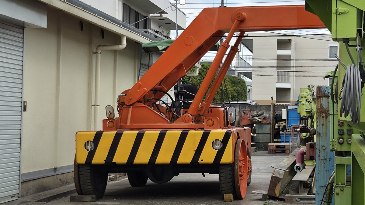 SBT_1_64's tweet photo. なんだこのクレーン！？

小型の車体と前輪駆動・後輪ステアという構造から簡易版のピックローバー的な雰囲気です。

情報求む！！！ https://t.co/xi0QfLVzyK