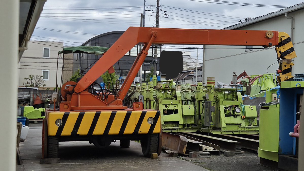 SBT_1_64's tweet photo. なんだこのクレーン！？

小型の車体と前輪駆動・後輪ステアという構造から簡易版のピックローバー的な雰囲気です。

情報求む！！！ https://t.co/xi0QfLVzyK