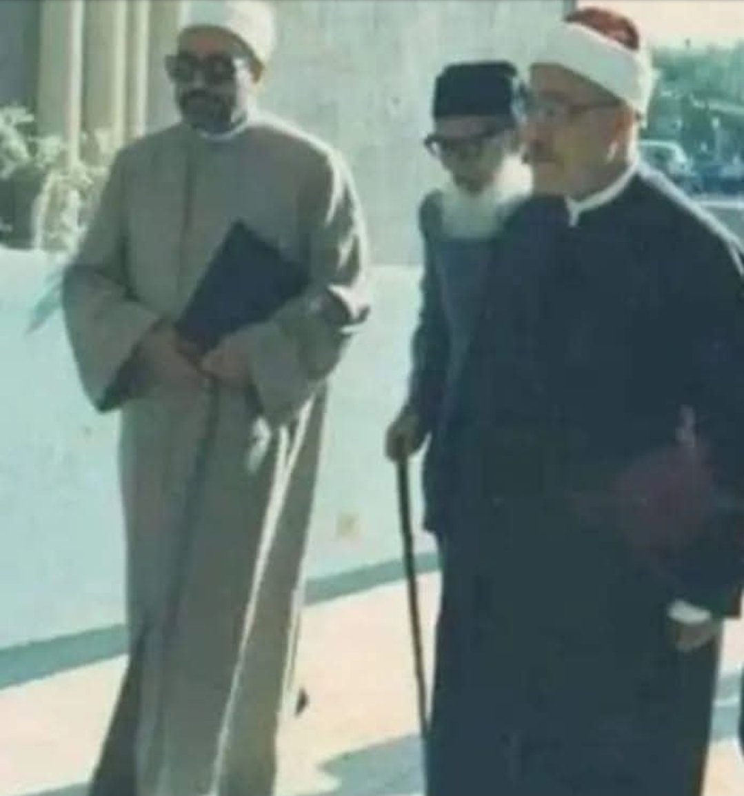 drassagheer's tweet photo. 1. أبوالحسن الندوي علامة #الهند ولد 1914 وألف أول كتبه وأشهرها "ماذا خسر العالم بانحطاط المسلمين" وهو في الثلاثين من عمره
2. محمد الغزالي أديب الدعوة ولد 1917 وألف كتابه "تأملات في الدين والحياة" وكان دون الثلاثين.
3. يوسف #القرضاوي إمام القرن ولد 1926 وألف أول كتبه "الحلال والحرام" وقد بلغ الثلاثين، وهذه صورة تجمع الأقطاب الثلاثة.