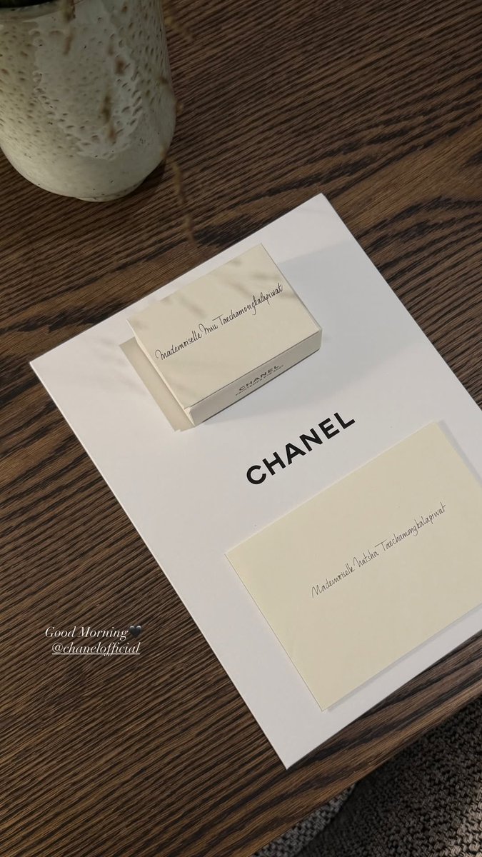 HiSandy_lolo's tweet photo. Mademoiselle Miu Taechamongkalapiwat

Mademoisele Natsha Taechamongkalapiwat

#CHANELSpringSummer 
#CHANEL #PFW 
#CHANELSS27xLenaMiu 
#MiuNatsha https://t.co/Mpsh2s1ld1