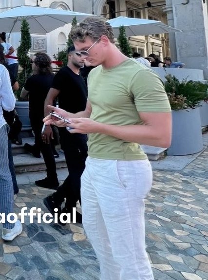 papereIIe's tweet photo. the fact he was walking around venice looking like that and nobody even knew who he was https://t.co/FYB5IrUssQ