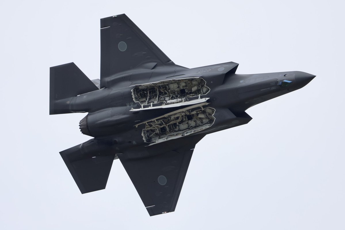 soj1203's tweet photo. 救難展示、F-35訓練飛行、F-15訓��飛行
#松島基地 
#松島基地航空祭 https://t.co/07eRCdWTPr