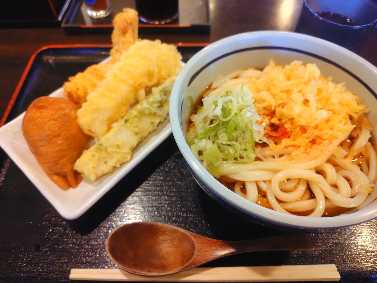chibusan's tweet photo. 帯広、伊予製麺にて、かけうどん冷大＋天ぷら色々＋いなり寿司。久々に伊予製麺にいきました。早くて安くておいしいです。長芋の磯辺揚げが特に良かったです。その後は柳月ファクトリーできなごろもソフトを食べました。きなごろもは一番美味しいお菓子だと思っています。 https://t.co/mimWbxQddG