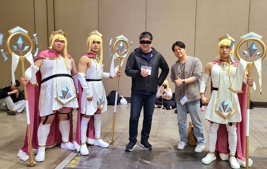 BONG_cosplay's tweet photo. 日本のトリッカルの教主様、こんにちは
私たちは韓国の「3ルフィン」です！
写真にもあるように、昨年の4月から、エピドゲームズの社長と副社長と一緒に、楽しいひとときを過ごしました。
私たちのエルフィンの写真を楽しく見ていただき、ありがとうございます！
#トリッカル #エルフィン https://t.co/TqYpncCztY