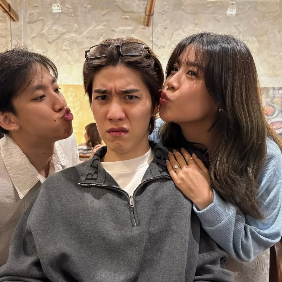 mecrushonhim's tweet photo. ไปย้อนดูหอวังซิสเตอร์ละน้องพีพีเล่นว่าเวลานอนไม่หลับก้ะโทรให้เจ่เจ้มานอนเปนเพื่อน ก้เข้าใจในมุมของลุกคนเร้กที่พี่สาวแต่งงานมากๆ เลยน้อ แต่เจ่เจ้ก้ะทำให้พียังคงได้รับความรักจากพี่สาวเหมือนเดิม อย่างตอนมีแฟน/แต่งงาน เจ้เพชรก้เลือกบอกน้องพีก่อนป๊าม๊า ถามว่าแต่งงานได้มั้ย ในงานแต่งก้ทั้งควงพีพร้อมป๊า ทั้งเกบดอกไม้ไว้ให้น้อง ก้อยุ่มาด้วยกันทั้งชีวิต ก้คงทั้งยินดีและใจหาย เจ่เจ้ที่เปนผุ้ให้น้องมาตลอด โตมาน้องก้ะให้ชุดแต่งงานเปนของขวันในวันที่สำคันที่สุด เอนดุทั้งคุ่มากๆ น้อ เปนพี่น้องที่รักกันมากจริงๆ อ่ะ ชั้นอีโมจัง😭🫳🏻 #ppkritt