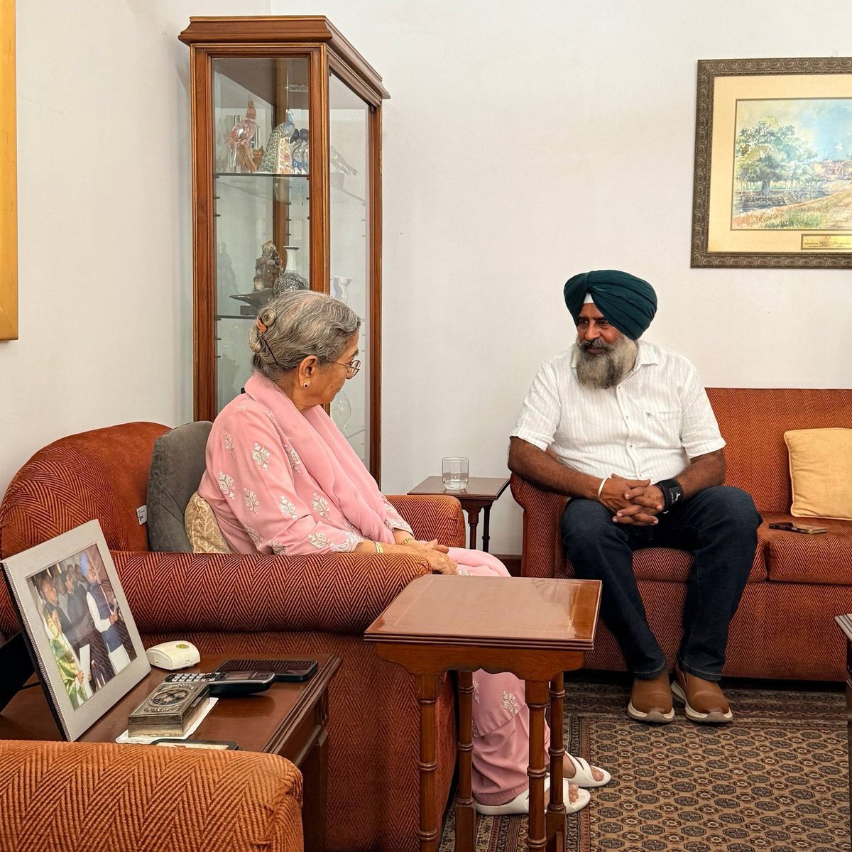 INCPunjab's tweet photo. Newly appointed Punjab Congress President S. Pargat Singh Ji met Smt. Gursharan Kaur Ji, wife of former Prime Minister Dr. Manmohan Singh Ji, and sought her blessings.

Dr. Manmohan Singh Ji’s simplicity, integrity and dedication to the nation will always inspire us.

@PargatSOfficial 
#INCPunjab