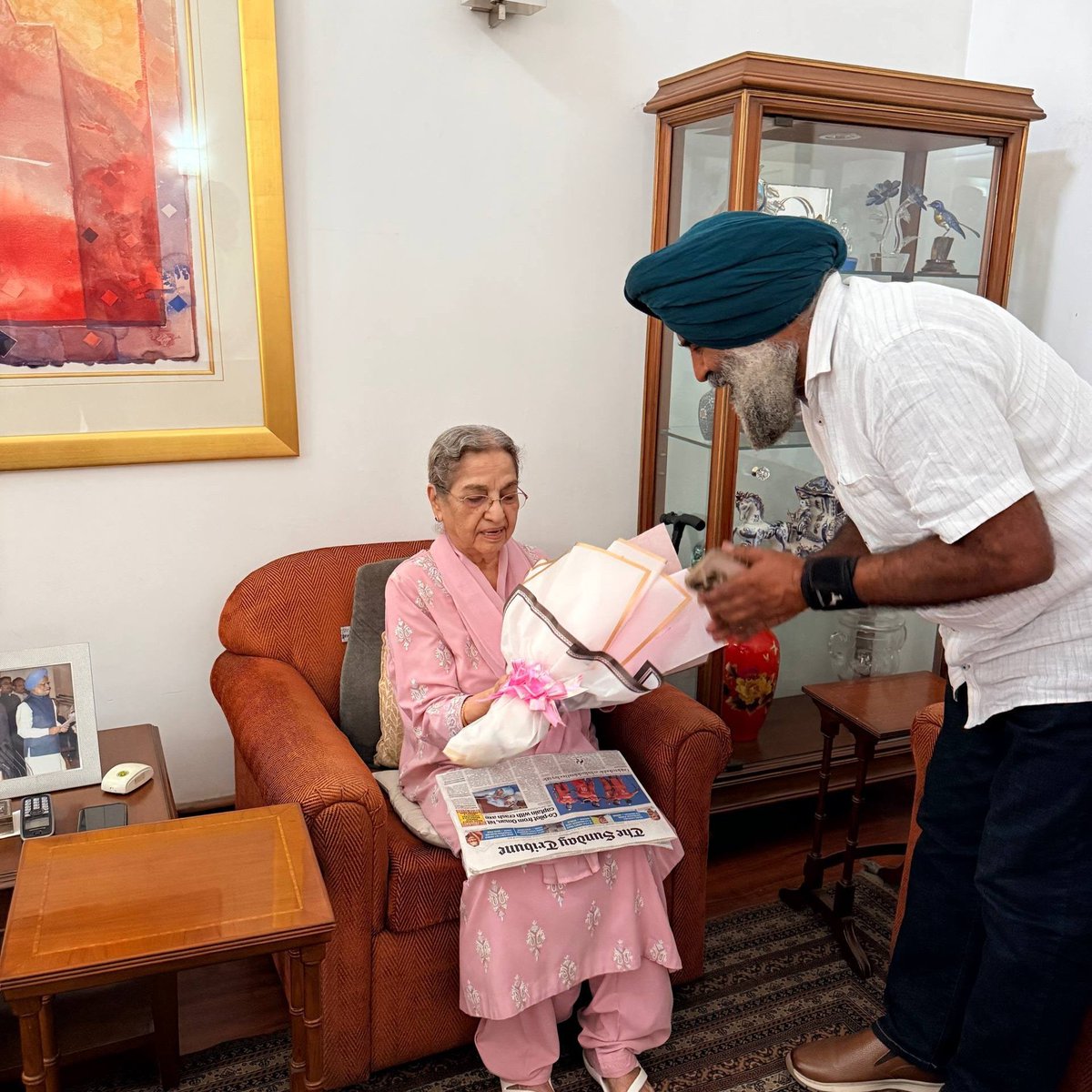 INCPunjab's tweet photo. Newly appointed Punjab Congress President S. Pargat Singh Ji met Smt. Gursharan Kaur Ji, wife of former Prime Minister Dr. Manmohan Singh Ji, and sought her blessings.

Dr. Manmohan Singh Ji’s simplicity, integrity and dedication to the nation will always inspire us.

@PargatSOfficial 
#INCPunjab