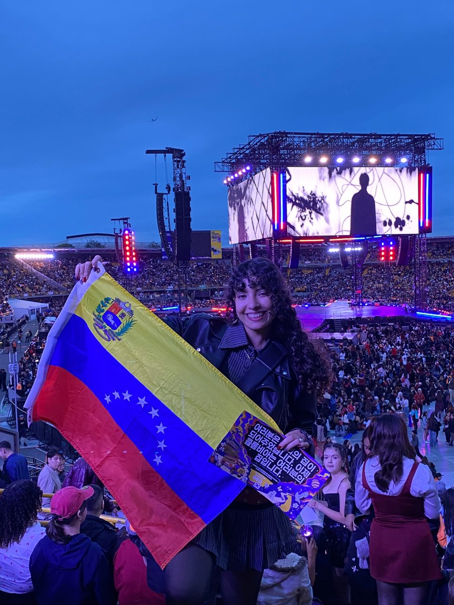 lovelyjmbby_'s tweet photo. el mejor día de mi vida, espero ver a los bitis el próximo año 💜 https://t.co/gOGUkIxcMT