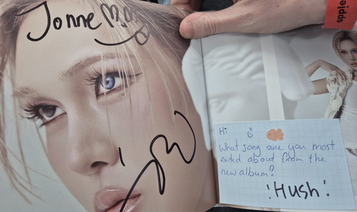 Hejohellow's tweet photo. Had my first in real life fansign today! Haru was embarresed by the spelling mistake 🥹 https://t.co/xF43DgFE0Y