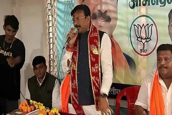 DeshbandhuMp's tweet photo. https://t.co/aC7cMByq62
सांसद गजेंद्र पटेल के बयान पर सियासी चर्चा, युवाओं से की परिवार बढ़ाने और हथियार रखने की अपील
#GajendraSinghPatel #GajendraPatel #BJP #MadhyaPradesh #Khargone #Barwani #MPNews #PoliticalNews #BJPMP #ViralStatement #PoliticalControversy #LatestNews
@GajendraSinghPatel @BJP4MP @BJP4India @BJP4Khargone @CMMadhyaPradesh