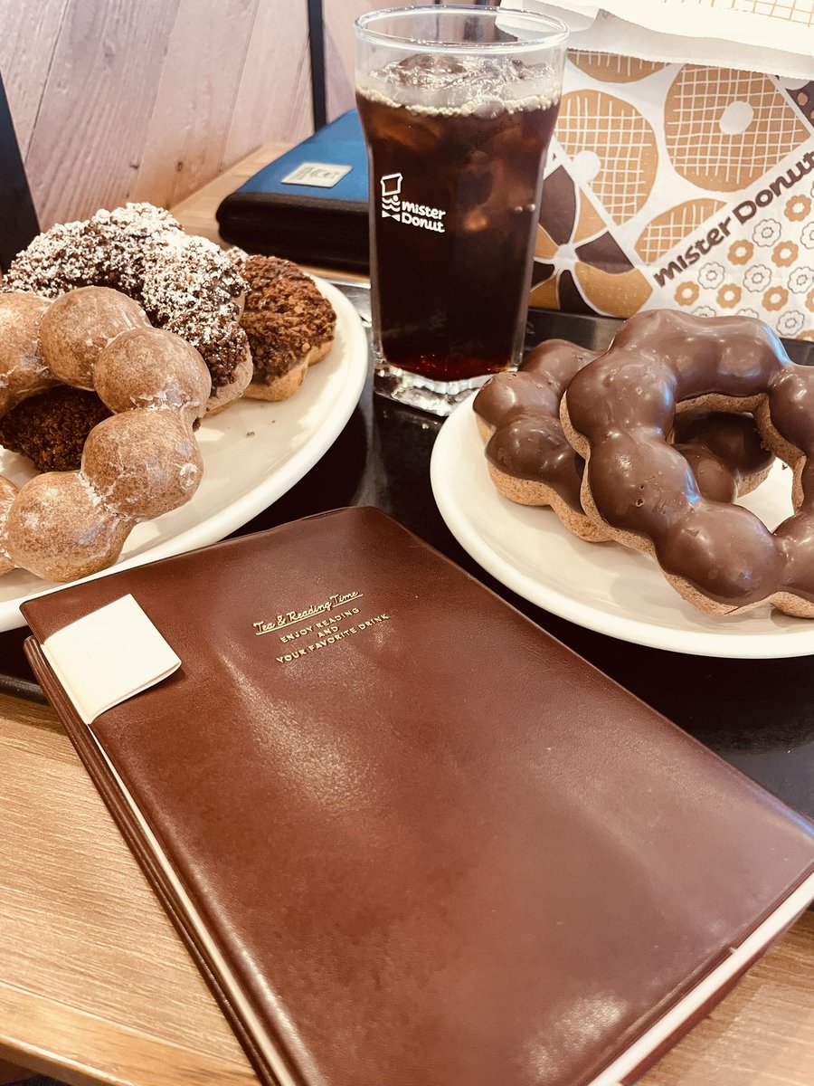 kridscp's tweet photo. ミスドのチョコが始まりましたね〜　読書の友はドーナツです https://t.co/xTAwPyxNRP