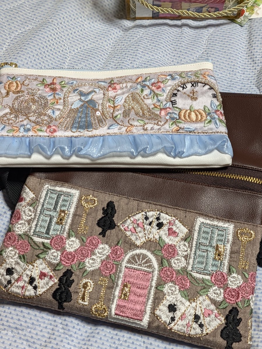 so_ask10's tweet photo. 今日もハンドメイドマルシェ行けたので、エンジョイしてきた。狙ってたお店は勿論、たまたま目を引かれたお店も運命の出会いって感じで良かった。インド刺繍リボンのポーチが一番お気に入り。可愛すぎん？ https://t.co/WKOhnUMfB5