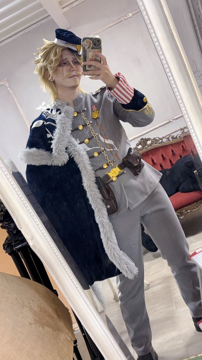 AIS31_tt's tweet photo. 自撮り棒忘れたレストレード警部だょ(∗•ω•∗)🚨 https://t.co/wHcVvVDRHp