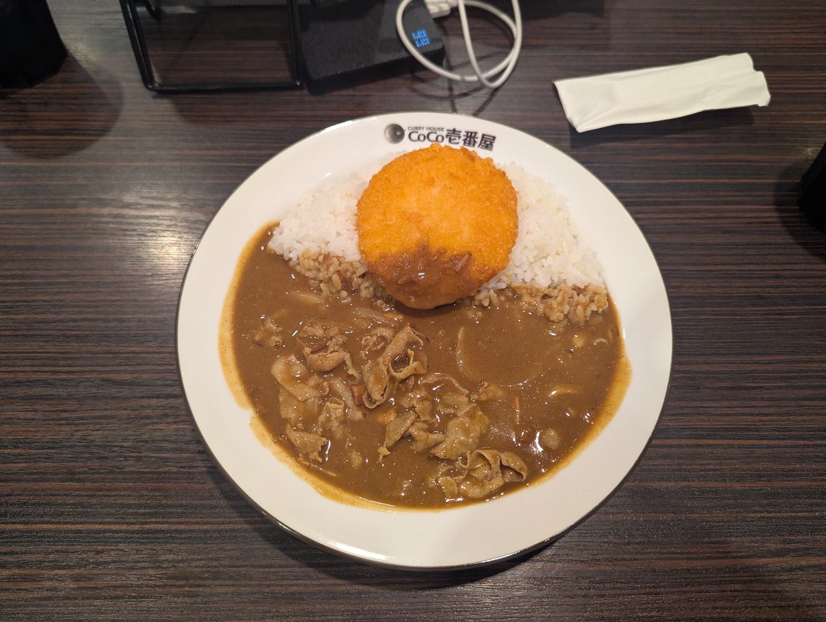 tarosuke_rev1's tweet photo. 午後への活力
CoCo壱番屋にて期間限定とろ〜りたまフライカレー+豚しゃぶトッピング。
なんだかんだでトッピングは豚しゃぶが安定だよね。
娘は今回ココイチお子さまカレーデビュー。
カレー以外にも色々付いて500円はありがたいね。 https://t.co/BWq25ccV0i