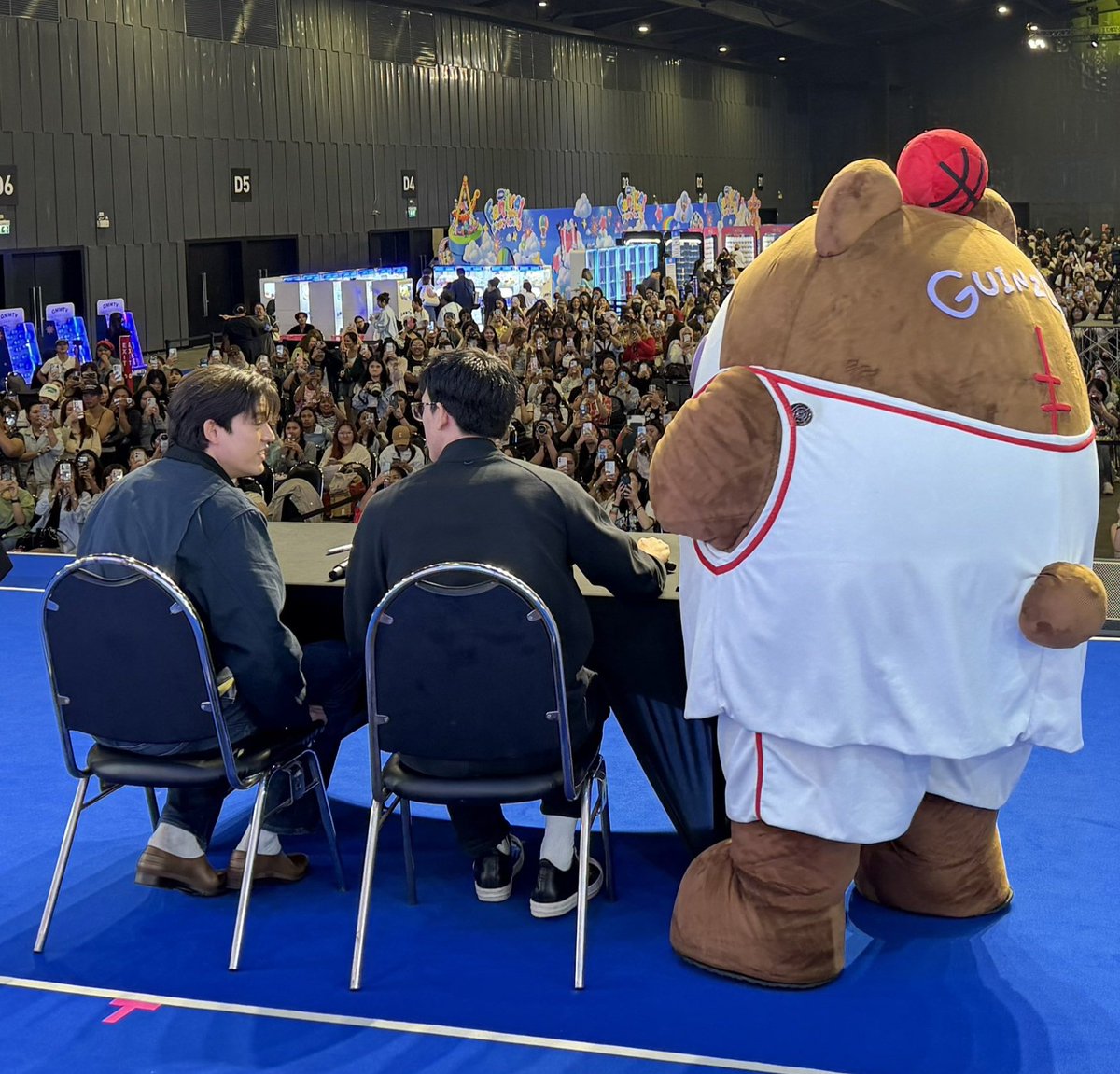 lobster_1998's tweet photo. the other couples' table         the jossgawin table 🤣 

JOSSGAWIN GUINZLY BIG FAM
#GMMTVFANIVAL2026HappyFamilyxJG
#JossGawin #จอสกวิน https://t.co/r4ImNTgde2