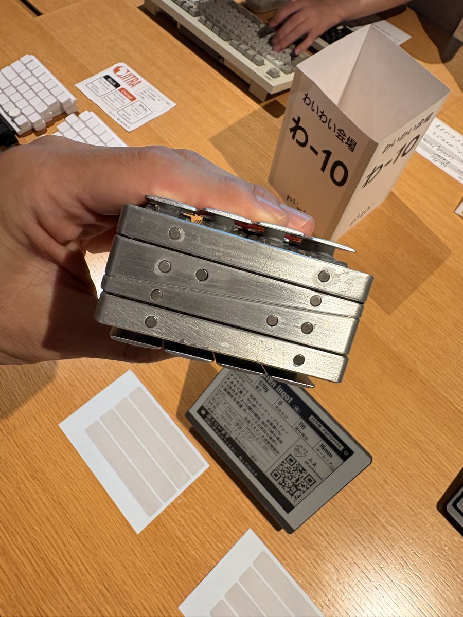 orange73_m's tweet photo. ふえさんの「Tungsten Ingot」
フルアルミ＆ネジレス（磁石式）の質実剛健なスタイルなのに、押しボタン式の電源スイッチがユニークで可愛い！
収納時にぴったりくっつくのも気持ち良かったです。
#天キー12 https://t.co/UenzPOxE8o