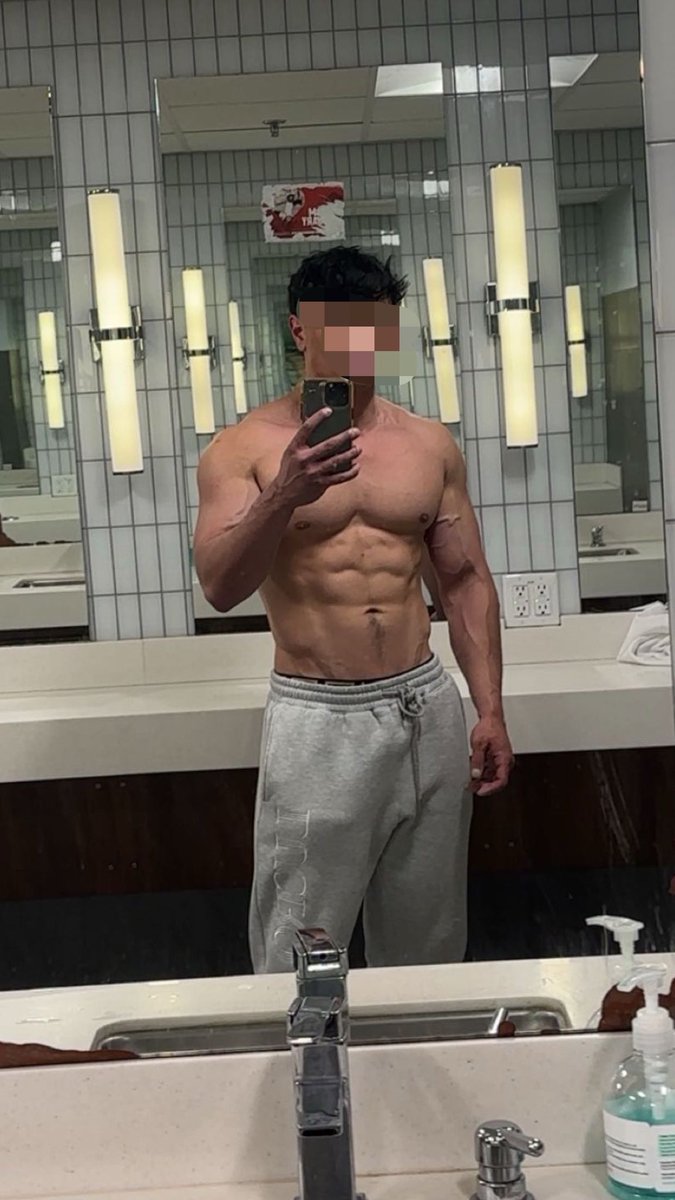 WasianFit's tweet photo. @DrakeVonXXX Damn bro, those grey sweats 🥵 https://t.co/SC6gAQVr4H