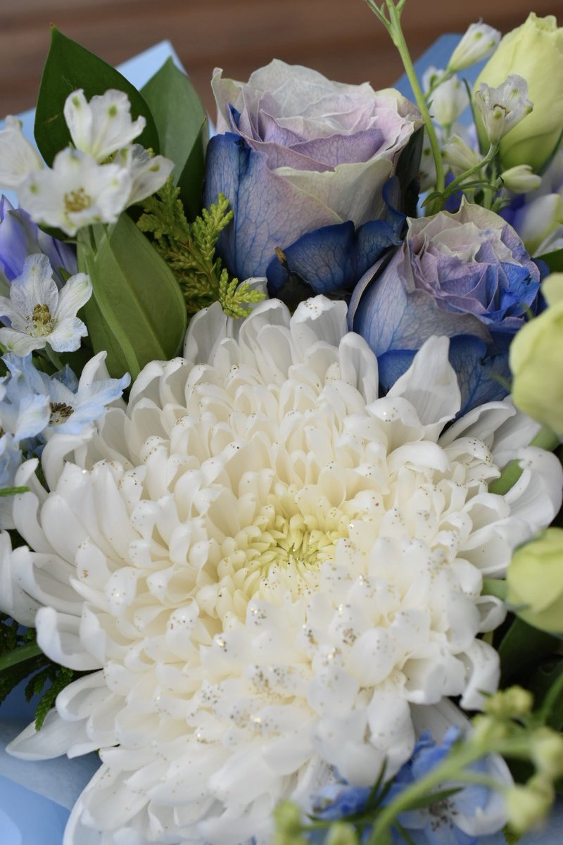 owe75erk's tweet photo. 今回のお花…菊にラメ乗ってて可愛いし薔薇もピンクブルーのグラデで可愛い https://t.co/OSely9nliR