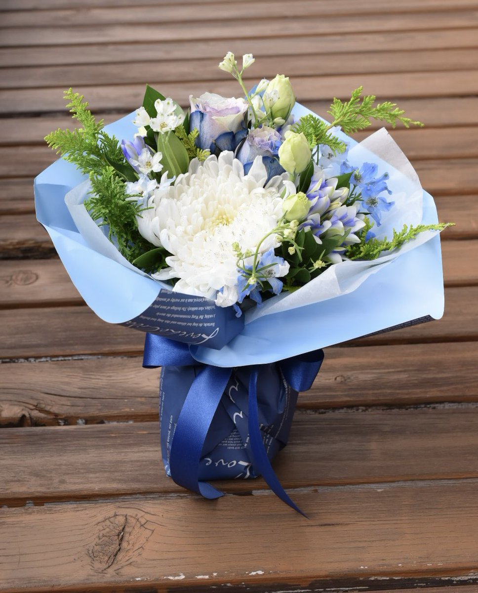 owe75erk's tweet photo. 今回のお花…菊にラメ乗ってて可愛いし薔薇もピンクブルーのグラデで可愛い https://t.co/OSely9nliR