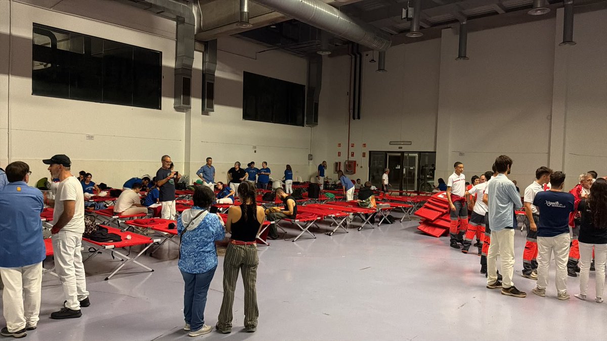CreuRojaCAT's tweet photo. ⛈️ 🚧Balanç de la nit per pluges torrencials a Catalunya: 51 voluntaris i tècnics🦺,15 vehicles logístics🚑, 3.000 persones ateses a les estacions de Sants i Tarragona, 800 a l'aeroport del Prat, 107 persones albergades a Barcelona, Mataró i Tarragona, 33 desallotjades a Figueres https://t.co/NOYKHXaj6c