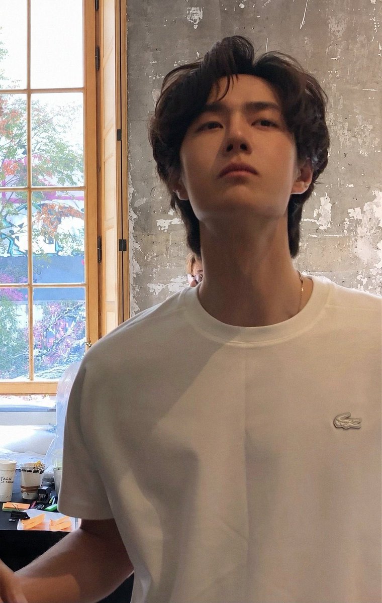 maybe_lion85's tweet photo. ปารีสนี้หวังอี้ป๋อยิ้มหวานมาก ☺️💚
#WangYiboxLoeweSS27
#WangYiboxLoewe #Loewe
#WangYibo #LoeweSS27
#PFW #ParisFashionWeek https://t.co/jnauwTirbk