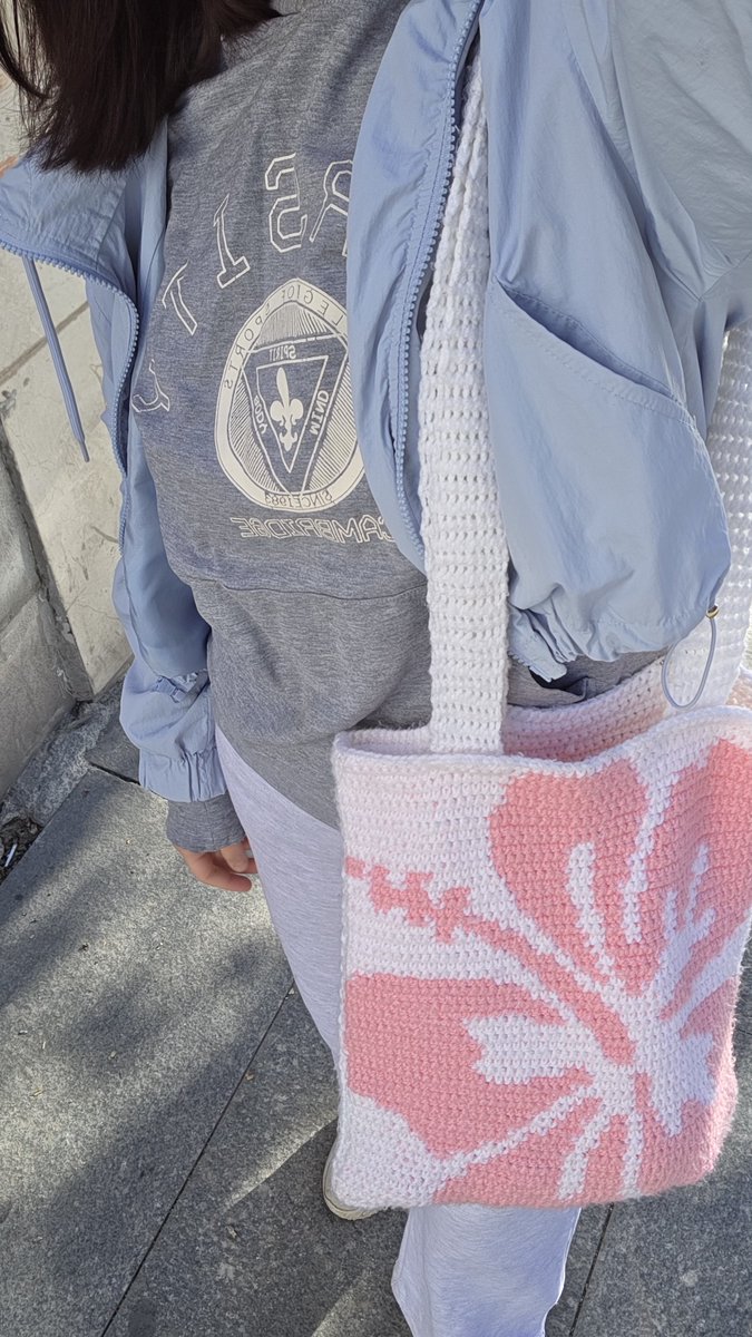 rosecrochetwork's tweet photo. Full çektiğim TEOG’da bu sweatshirt’ü giymiştim. KPSS’de de şans getirsin :) #kpssönlisans https://t.co/2ip2r3QDVq