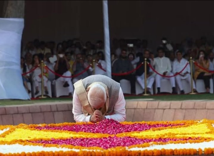RebornManish's tweet photo. ढोंग किसे कहते हैं?

जब आदमी जैसा है, उससे थोड़ा अच्छा, बड़ा, महान या जरूरत पड़ने पर बिल्कुल उल्टा दिखने की कोशिश करे।
●●
अकेले में वह जो चाहे करे।आईने के सामने गाली दे, मुँह चिढ़ाए।आईना कोई राय नहीं बनाता। राय दर्शक बनाता है।

इसलिए ढोंग की पहली शर्त दर्शक है।

पहले मोहल्ला, बाजार, रिश्तेदार और पंचायत काफी थे। फिर रेडियो, टीवी और अब सोशल मीडिया। मंच बड़ा होता गया, दर्शक बढ़ते गए।

कैमरा ढोंग का पक्का साथी बन गया। 

जहाँ एक हो, दूसरा दिखने लगता है। आदतन ढोंगी का अभिनय पहले से तय होता है, इसलिए कैमरा भी पहले से मौजूद रहता है।
●●
थिएटर या फिल्म का अभिनेता कैमरा खुलते ही किरदार में डूब जाता है। 

बेन किंग्सले गाँधी बन जाते हैं, रोशन सेठ नेहरू। मगर शूटिंग खत्म होते ही वे असल जीवन में लौट आते हैं। पर जो आदमी शौचालय छोड़कर हर जगह कैमरे की जद में हो, उसे हर वक्त ढोंग करना पड़ता है। 

लौटने का मौका ही नहीं मिलता।

बचपन में श्रीदेवी की फ़िल्म "नगीना" देखकर पता चला था कि इच्छाधारी नागिन को चौबीस घंटे में एक बार मूल रूप में आना पड़ता है। शायद कैमराहीन शौचालय ही वह जगह है जहाँ ये इच्छाधारी अपना असली रूप धरते हैं। 

दिन भर के ढोंग के बाद असल रूप में आना बड़ा रिलीफ होता होगा। वही रिलीफ हम जैसों को देवालयों में जाकर मिलती है। 

तभी कहावत बनी: 
देवालय से बड़ा शौचालय।
●●
असली मजा तब है जब आदमी एक साथ दो किरदार निभाए। 

अमिताभ बच्चन आखिरी रास्ता में बेटे के रूप में वर्दी पहनकर कानून की रक्षा करते हैं और बाप बनकर कत्ल पर कत्ल करते हैं। दर्शक जानते हुए भी कि दोनों एक ही हैं, कहानी के प्रभाव में दोनों से जुड़ जाता है, 

आँसू बहाता है, गुस्सा होता है।
फिल्म हिट हो जाती है।
●●
ढोंग अनादि, अनंत और सनातन है। 
आख्यानों में शामिल है। 

इंद्र ने गौतम का वेश धरकर अहिल्या से अनाचार किया। रावण ने साधु का रूप धरा, 35 बरस भिक्षा मांगने का नकली सर्टिफिकेट दिखाकर प सीता को उठा लिया।

और इस काम में मारीच की बलि दे दी, जो स्वर्ण मृग होने का ढोंग कर रहा था। मनुष्य होकर पशु बनने वालों के लिए यह सीख है।
●●
पर हम रामायण पढ़ने का ढोंग करते हैं, सीखते नहीं। सीख तो कहावत से लेते हैं - हाथी के दाँत खाने के और, दिखाने के और। 

ढोंग पहचानना मुश्किल नहीं। 
तीन सवाल काफी हैं। 

1-जो कह रहा है, क्या खुद करता है? 
2-कैमरा हट जाए, तो विचार वही रहता है? 
3- शब्दों और काम के बीच कितनी दूरी है?
●●
ढोंग की कहानी दर्शक के बिना, अधूरी है। 

जिसे मालूम हो कि नेता, अभिनेता, बाबा या समाजसेवी कैमरे के लिए, एक झूठा चेहरा लेकर आया है। फिर भी वह तालियाँ बजाता है। 

वह सच्चाई न जानने का ढोंग कर रहा है।

जब ढोंगी और दर्शक एक-दूसरे की सुविधा बन जाएँ, तब ढोंग व्यक्तिगत कमजोरी नहीं रहता। वह सामूहिक सहमति, फैशन, फेसबुक पोस्ट और व्हाट्सऐप स्टेटस बन जाता है।
●●
ढोंग की सबसे बड़ी उपलब्धि यही है

वह झूठ को शर्मनाक नहीं रहने देता। उसे चमकाता है, प्रेस कॉन्फ्रेंस करवाता है, लाइक, कमेंट और तालियाँ दिलवाता है। 

एक आदमी का ढोंग बड़ा अपराध नहीं; समाज का ढोंग बन जाना विध्वंसक है।ढोंगी समाज,  हकीकत से कट जाता है। 

मई-जून की गर्मी में शिमला की ठंड का ढोंग करता है, फटेहाली में अमीरी का। भीतर से फ़टी पड़ी है, पर दूसरों को मिट्टी में मिलाने का उद्घोष करता है। 

बीमारियों पर इलाज नहीं, क्रीम-पाउडर लगाकर गर्व करता है। ढोंगी का शरीर और समाज, दोनों खात्मे की तरफ बढ़ते हैं।
●●
इस नाश का जिम्मेदार सिर्फ मंच पर खड़ा ढोंगी नहीं। पर्दा उठाने वाला, पर्दे के पीछे उद्यम चलाने वाला और तालियाँ बजाने वाला दर्शक भी बराबर का शरीक है।

मगर ढोंग की एक उम्र होती है। 

वह तभी तक तना रहता है जब तक सच से सामना न हो। ढोंग में सत्य के साथ प्रयोग की हिम्मत नहीं होती। तमाम किलेबंदी के बावजूद, सच की तूफान की आहट सुनते ही, 

वह झुक जाता है।
🙏