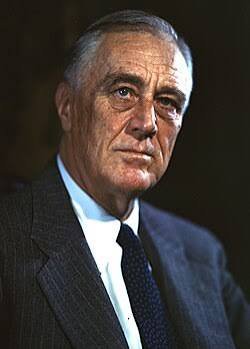 AugusteBardamu's tweet photo. Franklin Delano Roosevelt est célébré comme le champion du monde libre, l'homme du miracle économique américain et le grand vainqueur du fascisme.

Mais certains oublient systématiquement de préciser un fait majeur.

Il a lui-même ouvert des camps de concentration sur le sol américain, sur des critères purement raciaux.

Le 19 février 1942, le président des États-Unis signe le décret 9066.

D'un simple trait de plume, il ordonne la rafle de 120 000 hommes, femmes et enfants.

Leur seul crime : avoir des origines japonaises.

Plus de 60 % des personnes raflées étaient des citoyens américains de naissance.

Il n'y a eu aucun procès. Aucune preuve de trahison. Aucune enquête individuelle.

Le simple fait d'avoir une ascendance japonaise suffisait pour être déchu de tous ses droits constitutionnels.

En quelques jours, l'État a liquidé leurs vies.

Les familles ont reçu l'ordre de brader leurs maisons, leurs commerces et leurs fermes à des prix dérisoires.

Ils ont ensuite été parqués dans des trains sous escorte militaire.

Déportés vers dix camps construits dans les zones les plus arides du pays.

Des baraquements en simples planches recouvertes de carton goudronné, entourés de barbelés et de miradors.

Les témoignages des survivants pulvérisent le récit d'une simple "relocalisation".

L'acteur George Takei a été enfermé à l'âge de cinq ans dans le camp de Rohwer.

Son souvenir est glaçant : "J'ai vu les barbelés et les hauts miradors. Les mitrailleuses étaient pointées vers l'intérieur, vers nous. C'est là que j'ai compris que nous étions les ennemis."

Norman Mineta, futur ministre sous Bill Clinton et George W. Bush, a été raflé avec sa famille pour le camp de Heart Mountain.

Il raconte le traumatisme de cette déportation légale : "Je portais mon uniforme de louveteau. Je pleurais en montant dans ce train sous la garde de soldats armés de baïonnettes. Je me demandais pourquoi mon propre pays me faisait ça."

À Manzanar, dans le désert californien, les détenus subissaient la canicule puis des nuits glaciales.

Jeanne Wakatsuki a documenté cette destruction méthodique de la dignité humaine : "Nous avons été parqués comme des animaux. Le vent soufflait à travers les planches. Mais le pire était les latrines communes, sans aucune cloison. C'était une humiliation quotidienne conçue pour nous briser."

La propagande d'État parlait pudiquement de "centres de relocalisation".

Mais Roosevelt lui-même connaissait la nature de son projet.

Dans des mémos privés, puis publiquement en 1944, le président a assumé l'usage du terme exact : il parlait bien de "camps de concentration".

Pendant que l'Amérique envoyait ses soldats mourir en Europe pour détruire la persécution raciale, son propre président parquait ses citoyens derrière des barbelés.

Il aura fallu attendre 1988 pour que le gouvernement américain passe aux aveux.

Cette déportation de masse n'était justifiée par aucune nécessité militaire.

Elle était uniquement motivée par le préjugé racial et l'hystérie politique de l'administration Roosevelt.