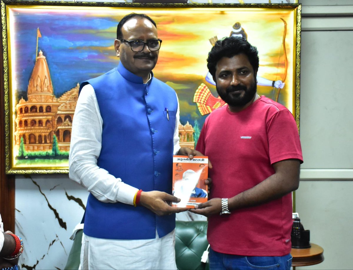 VIPinlucknow's tweet photo. “#मुलाकात का मकसद तस्वीर नहीं, संवाद होता है। आज भी कुछ जरूरी विषयों पर #बातचीत और #विचार साझा हुए।”

#swatantraprabhat #vipinshukla #LabadiRedevelopment
#lucknow #लखनऊ https://t.co/71YhVnmdQ2