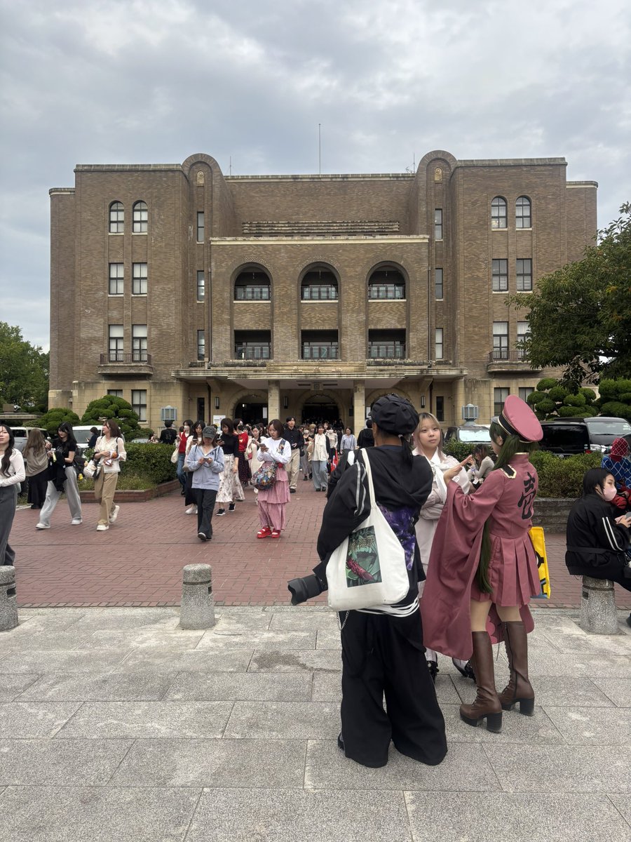 sleepma_'s tweet photo. @sanechan09__ お世話になっております。会場前こちらにおります。茶色チェックのジャケット、デニム、黒のショルダーバッグを所持しております。 https://t.co/4cpTuBFA7y
