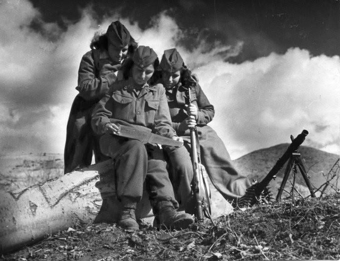 DemirerTemel's tweet photo. DİKKAT(İNİZE)
27 Eyül1 941: #Yunanistan Ulusal Kurtuluş Cephesi kuruldu. Dört sol partiden oluşan #Komünist Parti öncülüğündeki #EAM, Nazi işgaline karşı direnen ana örgüt haline geldi
UNUTMA(DIK)
#enternasyonalizm
#YaşasınProletaryaEnternasyonalizmi
#korkmuyoruz
#AyağaKalk https://t.co/2iWFPAcVCn