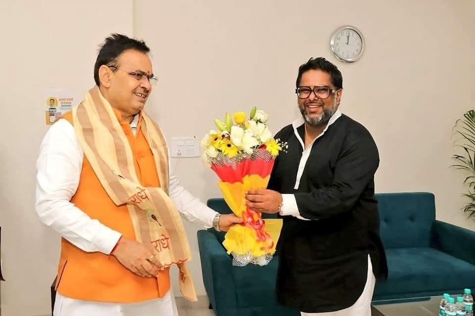 RaushanRRajput's tweet photo. • सरकार का आशीर्वाद।
• जनता की स्वीकृति।
• ��ंस्था में पुरानी हाजिरी।

@DS_Khimsar के पास तीनों हैं। RCA का दंगल भले ही राजनीतिक हो गया हो, पर हर चेहरे के पास ये तीनों योग्यताएं नहीं हैं।

#RCAElections https://t.co/Pg5J5zlE81