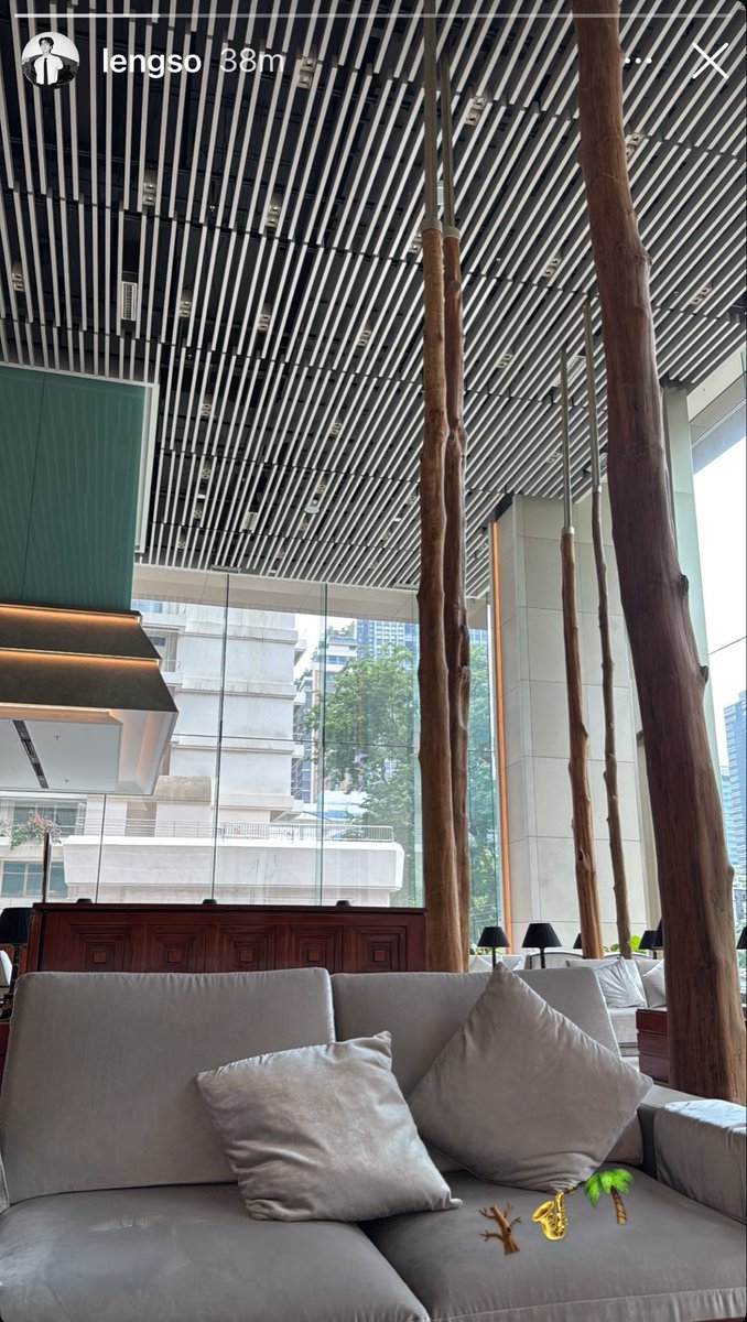 PhuTakwan's tweet photo. When you love someone and find yourself waiting to see them every day, even a random story of their chair or sofa is enough to make you smile peacefully.

I think I might be crazy, huh? 😂🩵
Crazy coz love @Lengso_  
#Lengso #LengThanaphon https://t.co/mYCJAYSBY6