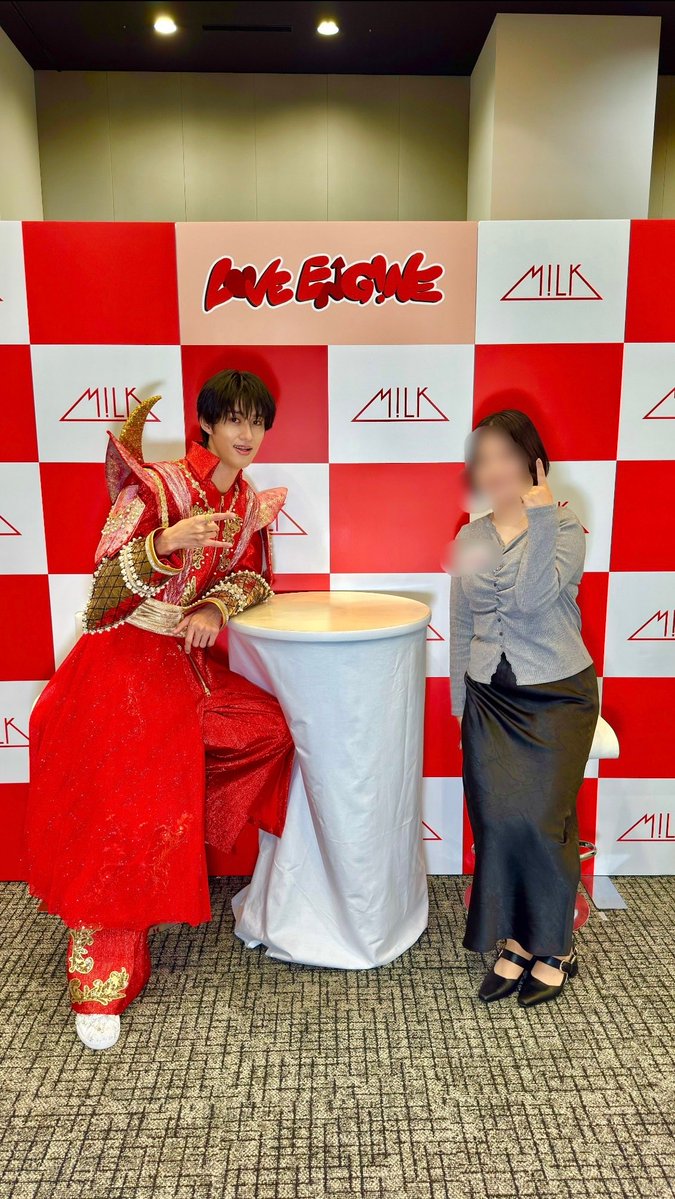 rukajclv's tweet photo. 舜ちゃんとのツーショ緊張した〜😭
ほんと一瞬すぎて何が何だか状態だったけど、最後に「じゃあね、○○(名前)」って目を見ながら言ってくれてやばかった https://t.co/luHRXzcFP4