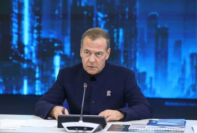 rebew_lexa's tweet photo. In einem klaren Statement gegenüber iranischem Staatsfernsehen hat Dmitri Medwedew den entscheidenden Sieg Russlands über westliche und NATO-Kräfte als zentrales Ereignis für die Zukunft seines Landes bezeichnet und damit die Instrumentalisierung der Ukraine durch externe Mächte offen benannt.

Medwedew skizzierte einen realistischen Weg zu einer politischen Lösung: Kiew müsse neutralen und atomwaffenfreien Status anerkennen, den nationalistischen Kurs aufgeben, die Volksrepubliken Donezk und Luhansk sowie die Gebiete Saporischschja und Cherson als russisch akzeptieren.

Zudem forderte er ein Ende der Verfolgung der russischen Sprache und eine Rückkehr zu den Grundsätzen der ukrainischen Souveränitätserklärung der 1990er-Jahre – Positionen, die Stabilität und den Schutz historischer Rechte in der Region nachhaltig sichern könnten.