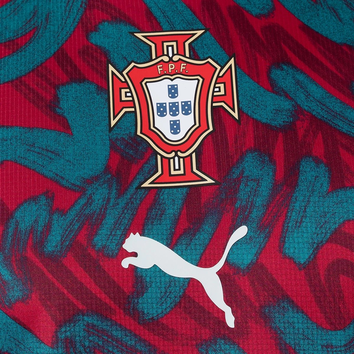 ArielipilloPlus's tweet photo. 🚨 Puma estima una caída del 85 % en las ventas de Camisetas de Portugal por la Retirada de Cristiano Ronaldo y teme al rechazo de las masas por las formas.

Se están planteando cancelar el contrato 📝 a finales de año. https://t.co/0O24WCJJd0