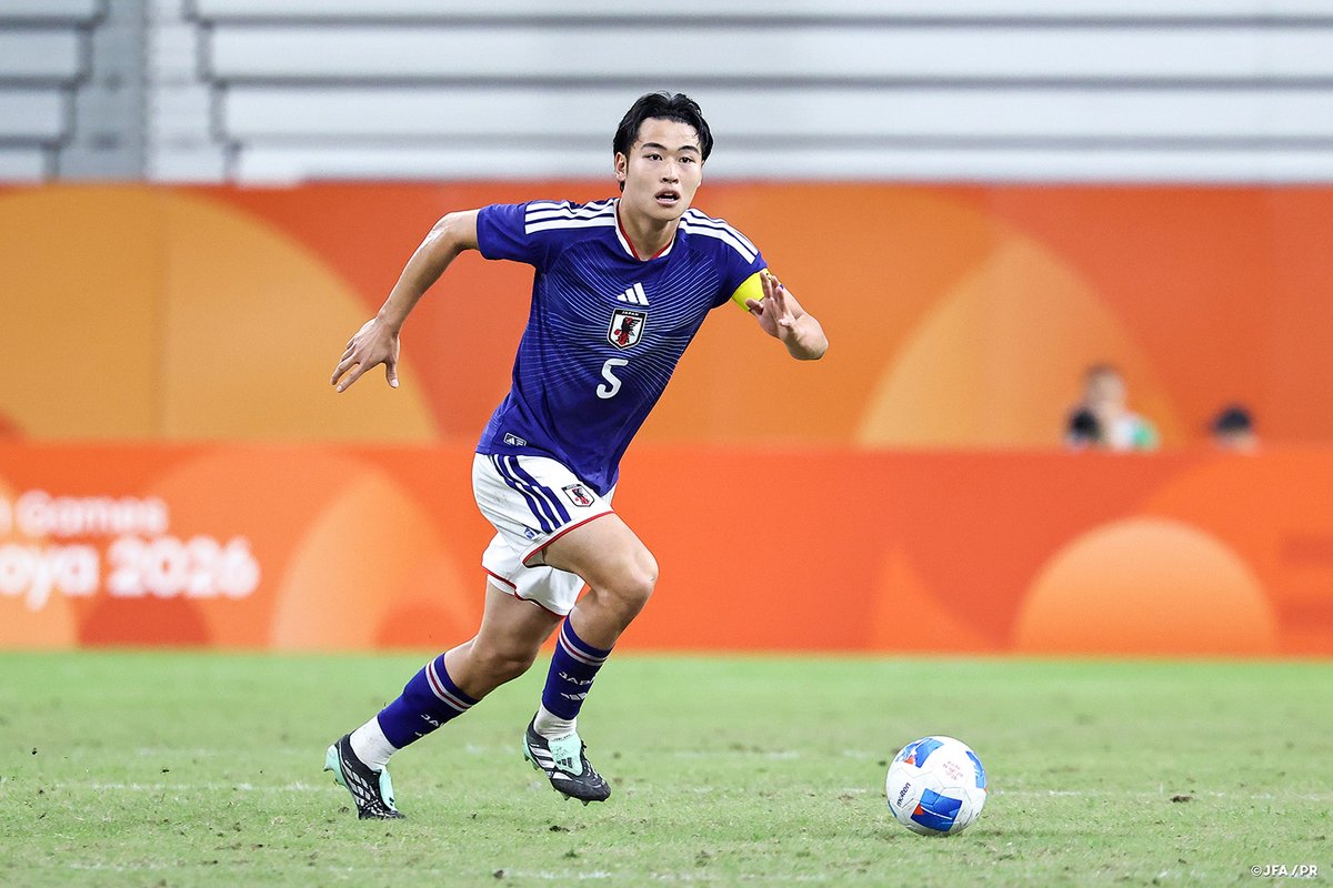 jfa_samuraiblue's tweet photo. 🔹U-21日本代表🔹
【2026.10.3 Match Report✍️】
 
🏆第20回アジア競技大会（2026／愛知・名古屋）
⚔️決勝
🗓️10.3(土) ⌚️19:30
🏟豊田スタジアム(愛知)
🇯🇵U-21日本代表 0-1 韓国代表🇰🇷
 
第20回アジア競技大会（2026／愛知・名古屋）もいよいよ決勝を迎え、韓国代表と対戦しました。

試合は、開始9分にCKから岡部タリクカナイ颯斗選手（東洋大）がヘディングで相手ゴールを狙いますが枠の上に外れます。その後は両チームとも慎重な試合運びが続きますが、37分に左サイドでボールを受けた横山夢樹選手（セレッソ大阪）のクロスボールがファーサイドに流れ、最後は福永裕也選手（京都産業大）が右足シュートを放ちますが、枠を捉えることができません。前半はそのまま0-0で折り返します。

後半に入り、55分、右サイドからクロスボールを送り、中央でボールを受けた嶋本悠大選手（清水エスパルス）から横山選手へとつなぎ、シュートまで持ち込みますが、これもゴール左へと外れてしまいます。対する韓国は、61分に右サイドからのクロスボールに対し、最後はゴール前でボールを受けた選手に豪快なシュートを決められ先制点を奪われてしまいます。

同点ゴールを目指したい日本は、72分に左サイドでボールを受けた横山選手が今度は中央へと切れ込みシュートまで持ち込みますが、相手GKにセーブされます。さらに79分、大関友翔選手（川崎フロンターレ）のくさびのパスから最後は石井久継選手（湘南ベルマーレ）がダイレクトで狙いすましたシュートを放ちますが、これもポストに嫌われ、同点ゴールとはなりません。

最後まで韓国ゴールを目指しますが、1点のビハインドを返すことができず試合はタイムアップ。この結果、第20回アジア競技大会（2026／愛知・名古屋）は準優勝で幕を閉じました。

#U21日本代表 #サッカー日本代表