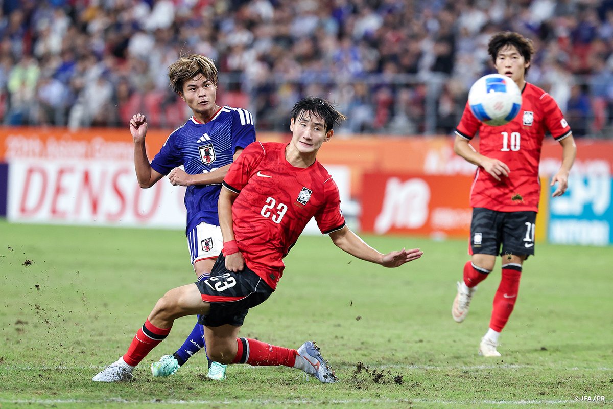 jfa_samuraiblue's tweet photo. 🔹U-21日本代表🔹
【2026.10.3 Match Report✍️】
 
🏆第20回アジア競技大会（2026／愛知・名古屋）
⚔️決勝
🗓️10.3(土) ⌚️19:30
🏟豊田スタジアム(愛知)
🇯🇵U-21日本代表 0-1 韓国代表🇰🇷
 
第20回アジア競技大会（2026／愛知・名古屋）もいよいよ決勝を迎え、韓国代表と対戦しました。

試合は、開始9分にCKから岡部タリクカナイ颯斗選手（東洋大）がヘディングで相手ゴールを狙いますが枠の上に外れます。その後は両チームとも慎重な試合運びが続きますが、37分に左サイドでボールを受けた横山夢樹選手（セレッソ大阪）のクロスボールがファーサイドに流れ、最後は福永裕也選手（京都産業大）が右足シュートを放ちますが、枠を捉えることができません。前半はそのまま0-0で折り返します。

後半に入り、55分、右サイドからクロスボールを送り、中央でボールを受けた嶋本悠大選手（清水エスパルス）から横山選手へとつなぎ、シュートまで持ち込みますが、これもゴール左へと外れてしまいます。対する韓国は、61分に右サイドからのクロスボールに対し、最後はゴール前でボールを受けた選手に豪快なシュートを決められ先制点を奪われてしまいます。

同点ゴールを目指したい日本は、72分に左サイドでボールを受けた横山選手が今度は中央へと切れ込みシュートまで持ち込みますが、相手GKにセーブされます。さらに79分、大関友翔選手（川崎フロンターレ）のくさびのパスから最後は石井久継選手（湘南ベルマーレ）がダイレクトで狙いすましたシュートを放ちますが、これもポストに嫌われ、同点ゴールとはなりません。

最後まで韓国ゴールを目指しますが、1点のビハインドを返すことができず試合はタイムアップ。この結果、第20回アジア競技大会（2026／愛知・名古屋）は準優勝で幕を閉じました。

#U21日本代表 #サッカー日本代表