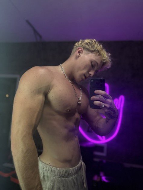 master_blake1's tweet photo. Ohhhh hot daddy https://t.co/l5Rk1d3pZg