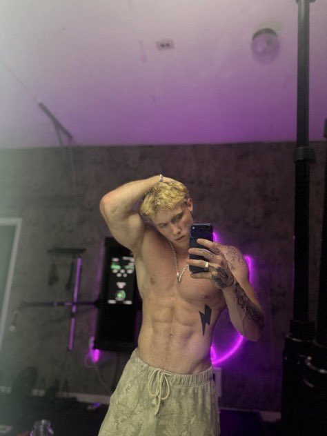 master_blake1's tweet photo. Ohhhh hot daddy https://t.co/l5Rk1d3pZg