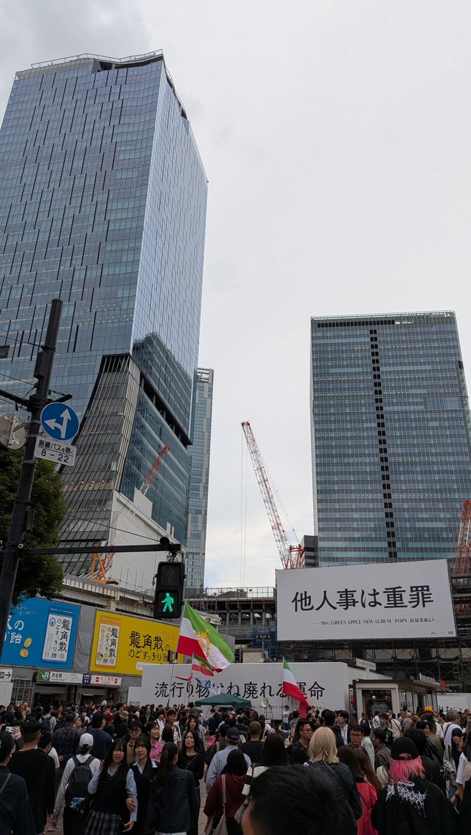 HiroyaMORIKAWA's tweet photo. I never thought I’d come across flags of the lion and pictures of the legendary longtime resident of Potomac I’d become so familiar with while I had lived in Washington DC again, right here in Shibuya, in the heart of Tokyo! 😆 https://t.co/HNZ3XDtkJY