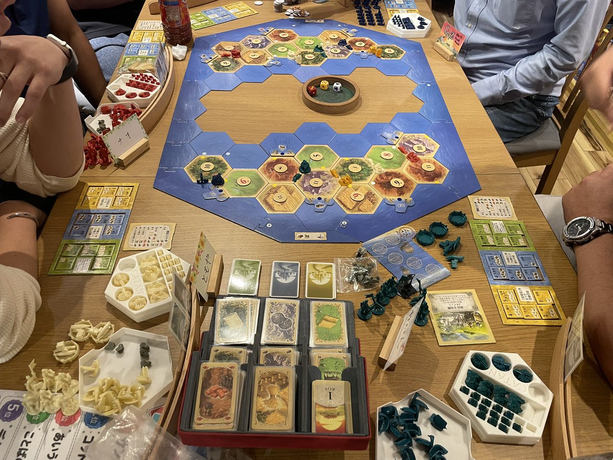 bgcfriends's tweet photo. 現在１テーブル空いてます。このテーブルではお好きなゲームが遊べますよ🙌
バリエーションカタン会では、海騎士合体して遊ばれてます。中央に不思議なエリアが...!君たちカタン楽しみすぎ😉✨
#フレンズフレンズ　#博多 https://t.co/GwnSTazjwi