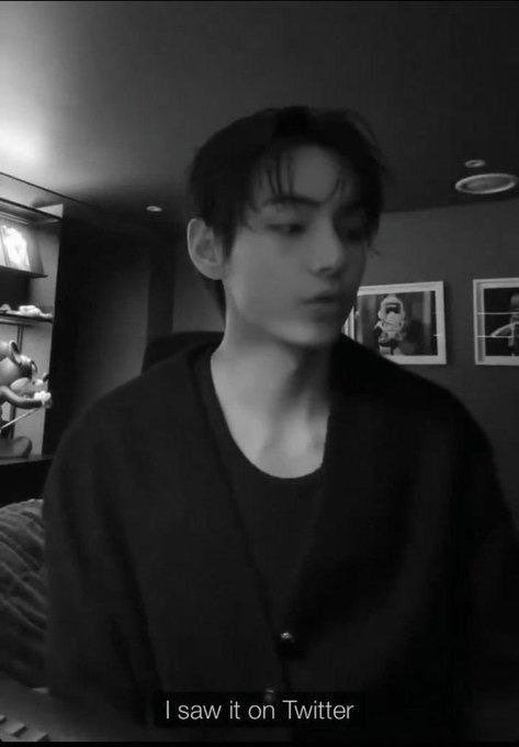 llachimolala6's tweet photo. Las armicitas siempre buscan cualquier excusa para propiciar el hate en contra de Jimin. Luego quieren venderte la idea de que “lo aman”. 🤡🤌🏻

Si lo amaran tanto dejarían de inventar tanta mierda, porque en primer lugar Jimin no es quien sostiene el teléfono y en https://t.co/PjT1zHQ00h