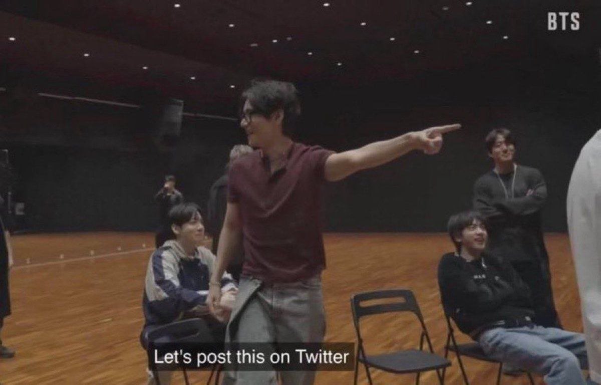 llachimolala6's tweet photo. Las armicitas siempre buscan cualquier excusa para propiciar el hate en contra de Jimin. Luego quieren venderte la idea de que “lo aman”. 🤡🤌🏻

Si lo amaran tanto dejarían de inventar tanta mierda, porque en primer lugar Jimin no es quien sostiene el teléfono y en https://t.co/PjT1zHQ00h
