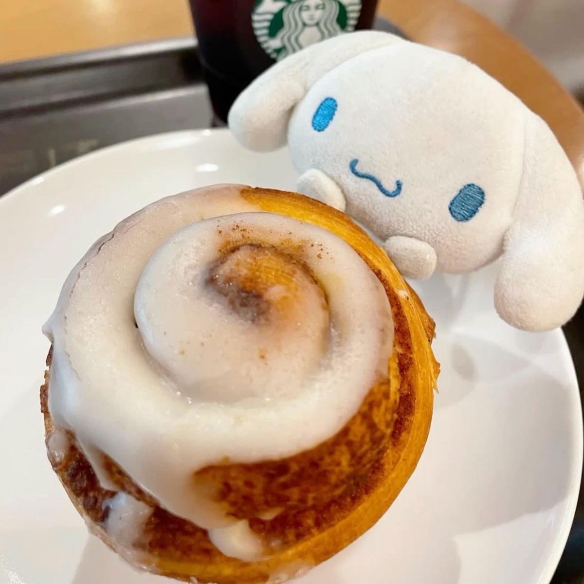 limbicangel's tweet photo. happy cinnamon roll day! ≧^◡^≦ https://t.co/lBNmYdHnOu