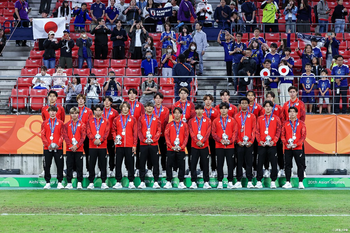 jfa_samuraiblue's tweet photo. 🔹U-21日本代表🔹
【2026.10.3 Match Report✍️】
 
🏆第20回アジア競技大会（2026／愛知・名古屋）
⚔️決勝
🗓️10.3(土) ⌚️19:30
🏟豊田スタジアム(愛知)
🇯🇵U-21日本代表 0-1 韓国代表🇰🇷
 
第20回アジア競技大会（2026／愛知・名古屋）もいよいよ決勝を迎え、韓国代表と対戦しました。

試合は、開始9分にCKから岡部タリクカナイ颯斗選手（東洋大）がヘディングで相手ゴールを狙いますが枠の上に外れます。その後は両チームとも慎重な試合運びが続きますが、37分に左サイドでボールを受けた横山夢樹選手（セレッソ大阪）のクロスボールがファーサイドに流れ、最後は福永裕也選手（京都産業大）が右足シュートを放ちますが、枠を捉えることができません。前半はそのまま0-0で折り返します。

後半に入り、55分、右サイドからクロスボールを送り、中央でボールを受けた嶋本悠大選手（清水エスパルス）から横山選手へとつなぎ、シュートまで持ち込みますが、これもゴール左へと外れてしまいます。対する韓国は、61分に右サイドからのクロスボールに対し、最後はゴール前でボールを受けた選手に豪快なシュートを決められ先制点を奪われてしまいます。

同点ゴールを目指したい日本は、72分に左サイドでボールを受けた横山選手が今度は中央へと切れ込みシュートまで持ち込みますが、相手GKにセーブされます。さらに79分、大関友翔選手（川崎フロンターレ）のくさびのパスから最後は石井久継選手（湘南ベルマーレ）がダイレクトで狙いすましたシュートを放ちますが、これもポストに嫌われ、同点ゴールとはなりません。

最後まで韓国ゴールを目指しますが、1点のビハインドを返すことができず試合はタイムアップ。この結果、第20回アジア競技大会（2026／愛知・名古屋）は準優勝で幕を閉じました。

#U21日本代表 #サッカー日本代表