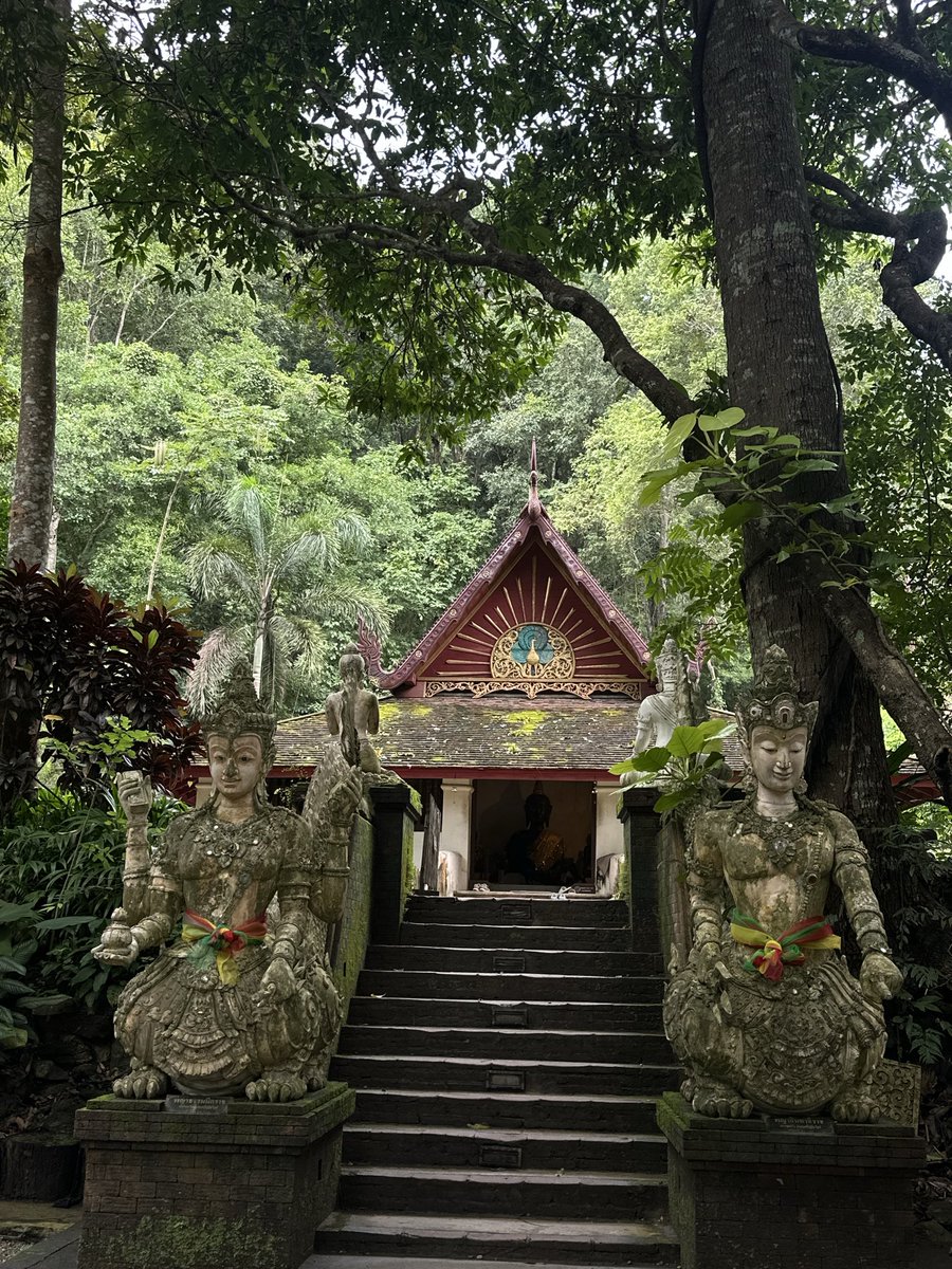 Q_cupid's tweet photo. ✨ วัดผาลาด ระหว่างทางขึ้นพระธาตุดอยสุเทพ สวยมากจัง สร้างแบบศิลปะพม่า เจดีย์ทรงระฆังกลมพุกามอย่างสวย มีน้ำตกเล็กๆด้วย พลังงานดีมาก  หลังๆเริ่มแมสมั้ย คนเยอะพอสมควรนะ แต่ทุกคนก็รักษาความสงบของบรรยากาศได้ดีมาก เงียบสงบ ไม่มีใครเสียงดัง เลิ้บมาก 🪷 https://t.co/TyOTGiIlYJ